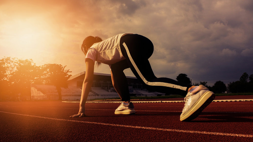 Mulher atleta e corredora que se recuperou fazendo tratamento por ondas de choque